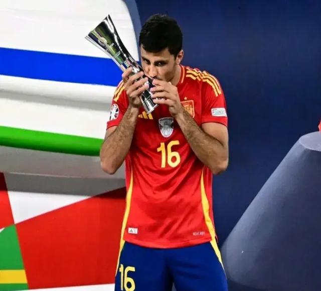 足球赛事的胜利者脱颖而出，表现出色，精彩绝伦，备受瞩目的简单介绍