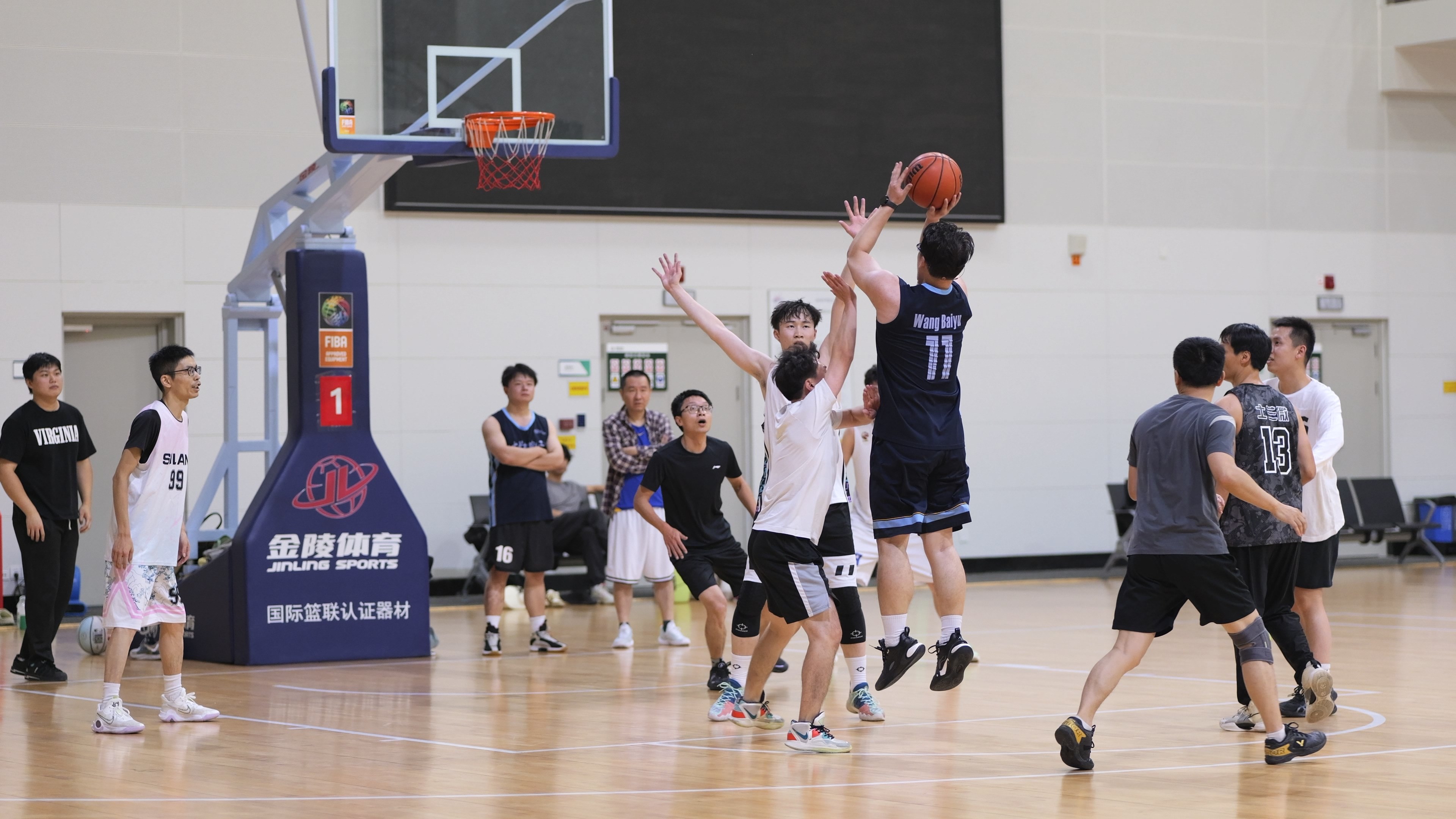 捷克球队在球场上展现团队篮球精神 捷克球队在球场上展现团队篮球精神