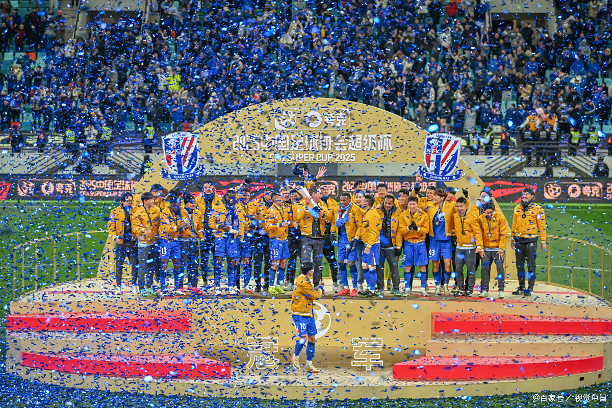 绿茵场上精彩纷呈,球迷乐此不疲 绿茵场上精彩纷呈,球迷乐此不疲