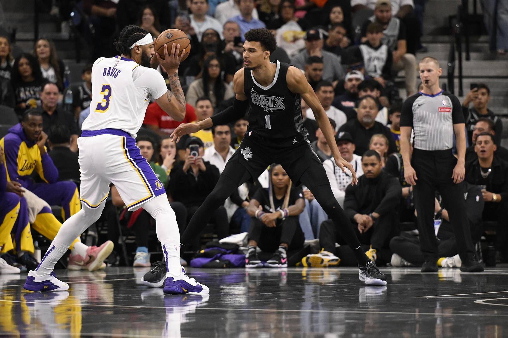 马刺队全员进攻火力逼得对手折服的简单介绍 马刺队全员进攻火力逼得对手折服的简单介绍