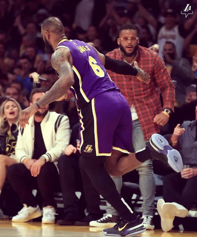 关于新赛季开始,爵士队士气高涨,迎战湖人队展现实力的信息 关于新赛季开始,爵士队士气高涨,迎战湖人队展现实力的信息