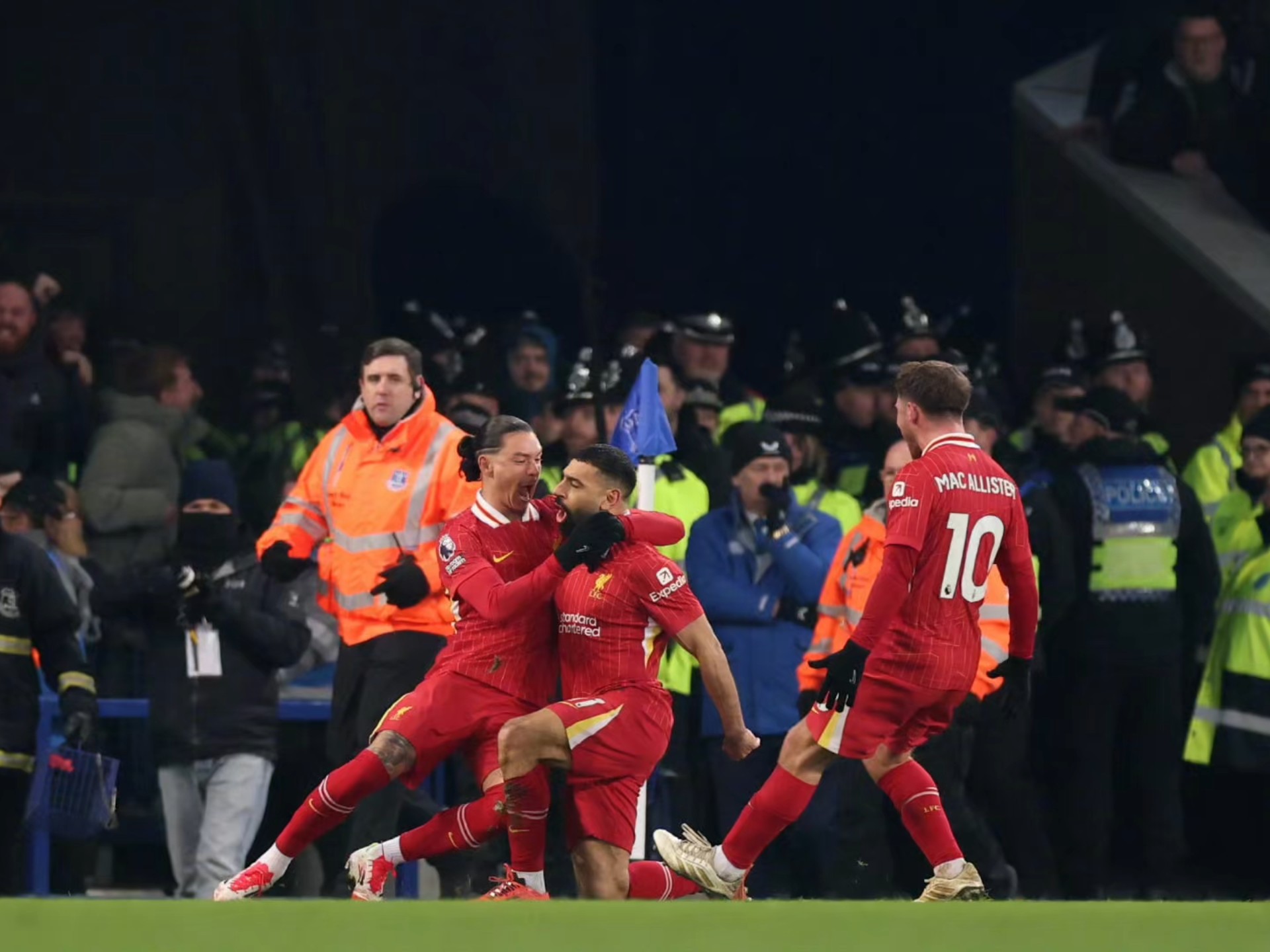 利物浦中后场配合默契,掌控比赛节奏 利物浦中后场配合默契,掌控比赛节奏