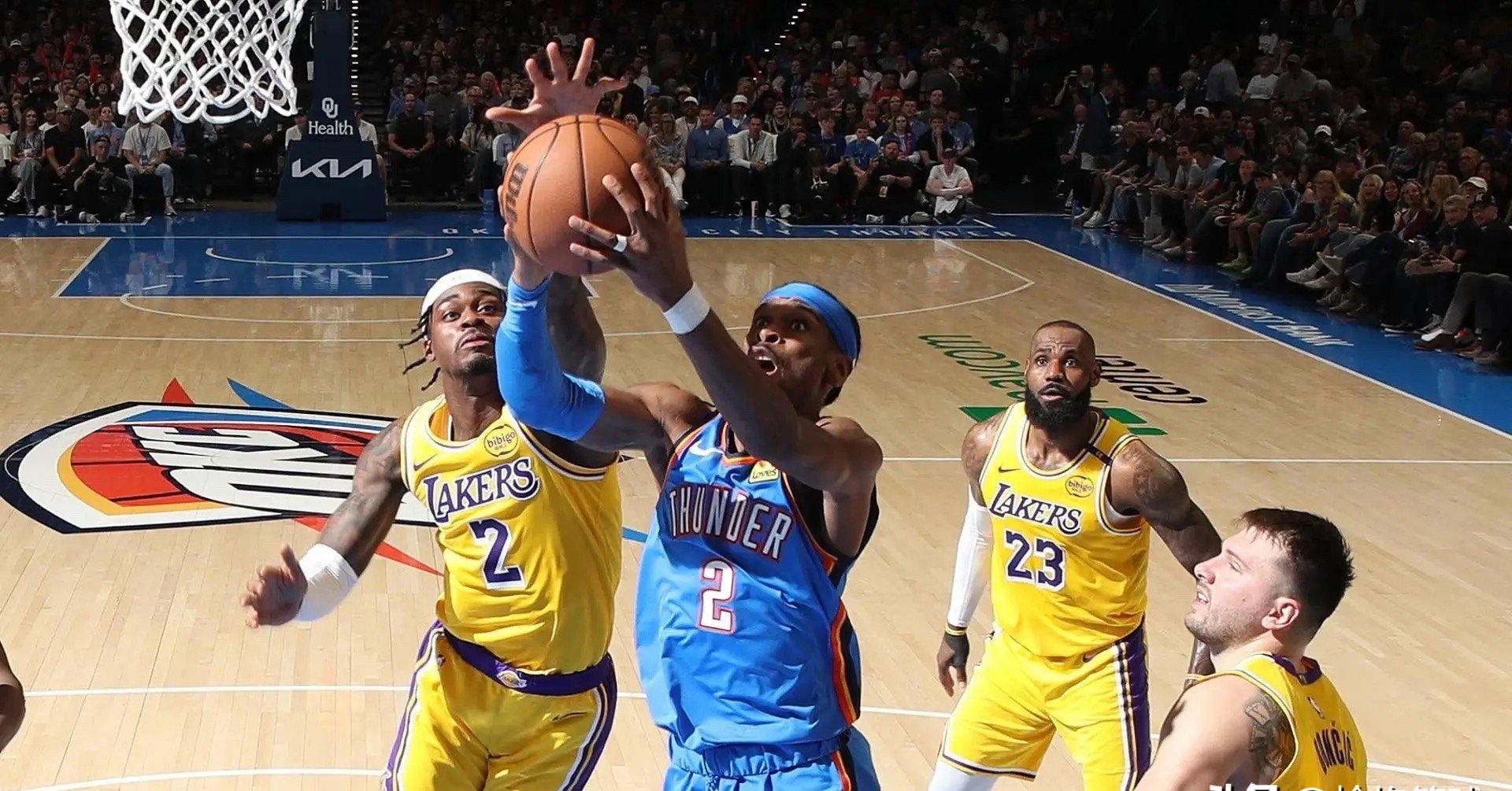 湖人客场横扫雷霆,系列赛2-1领先 湖人客场横扫雷霆,系列赛2-1领先